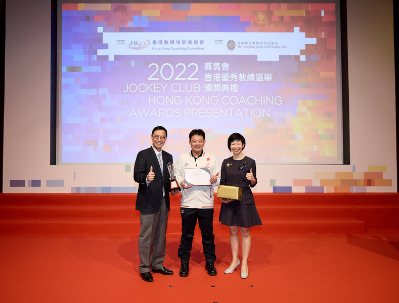 <p>2022賽馬會香港優秀教練選舉全年最佳教練獎得獎者接受獎項及分享得獎感受。</p>
